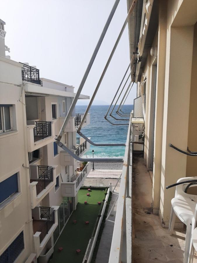 Comfortable Beachfront Apartment ลูตรากี ภายนอก รูปภาพ